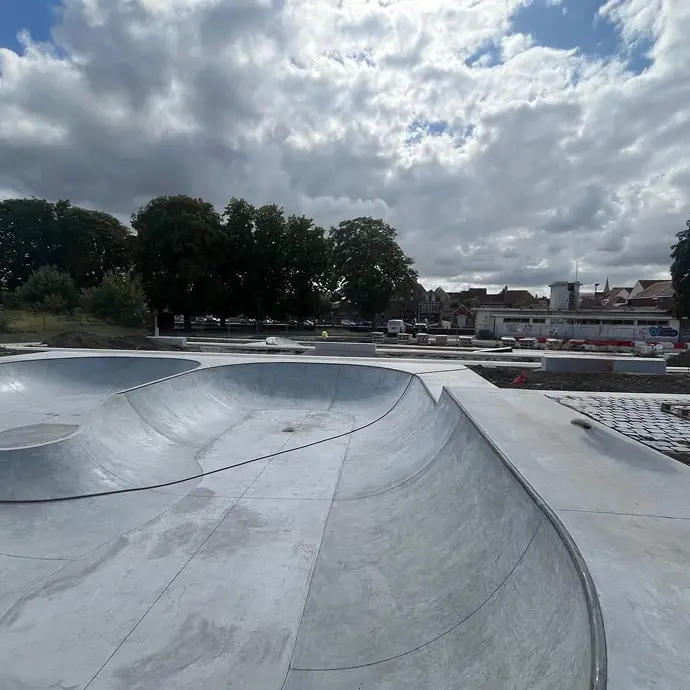 Ici, un skate-park